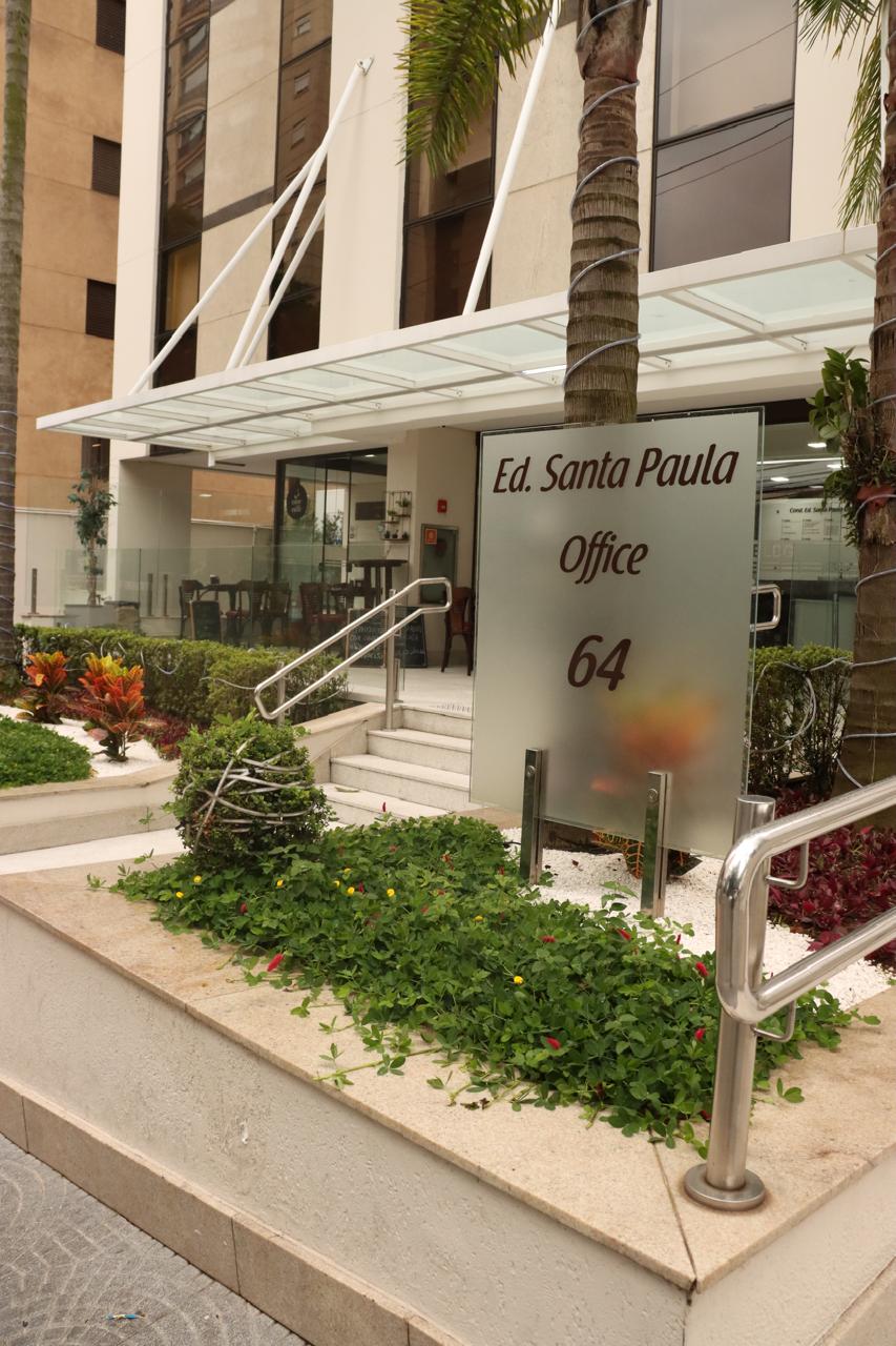Entrada do edifício Santa Paula Office, número 64